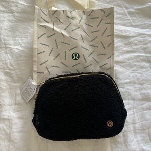 Lululemon everywhere belt bag large fleece black